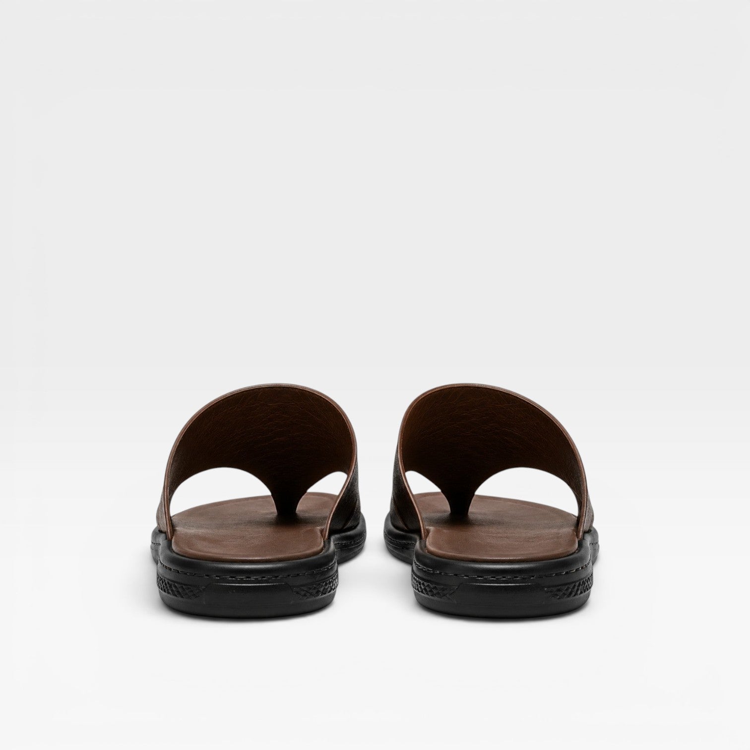 Sandales en cuir à enfiler pour hommes – Confort quotidien élégant avec boucle d’orteil  